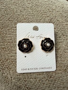 Elegant Black & Pearl with Gold Detail Earrings